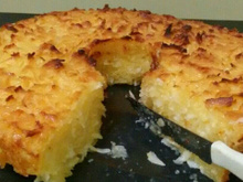 Receita de bolo de mandioca sem farinha de trigo rápida e fácil para comer enquanto toma um cafezinho