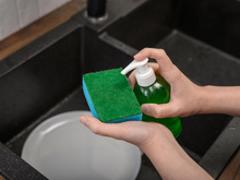 Você nunca mais vai deixar a esponja fedendo depois de aprender estes 3 truques