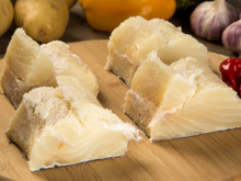 Qual o melhor peixe para substituir o bacalhau na ceia de Natal sem gastar um rim?