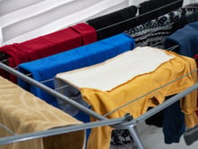 As roupas secam mais rápido em casa: tudo o que você precisa fazer é usar este item do dia a dia