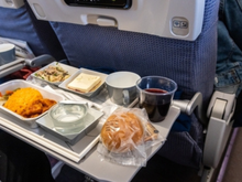 Se você vai viajar neste fim de ano, uma ex-comissária de bordo alerta: "Eu evitaria qualquer alimento que não fosse servido em uma embalagem lacrada"