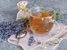 Chá relaxante e digestivo é a melhor infusão para beber antes de dormir: descubra como fazer e benefícios à saúde