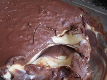 Ovo de Páscoa na travessa