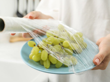 Todos usamos o plástico-filme errado a vida inteira, mas existe um método que impede o perrengue que vou ensinar agora