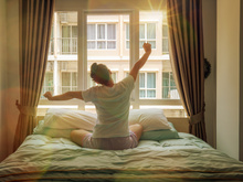 O hábito pouco higiênico que a maioria das pessoas faz minutos após acordar, mas os especialistas não aprovam