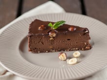 Como fazer uma torta cremosa de chocolate SEM FARINHA e com apenas 3 ingredientes: receita viral da semana dá certo!