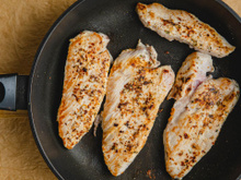 Quase todo mundo grelha o frango errado: descubra o truque dos açougueiros para deixá-lo macio