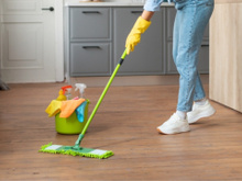 Nada de amônia, nem alvejante: o que colocar no balde de água para um piso brilhante que nem a vovó faz na casa dela