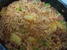 Sopa de miojo com carne moída