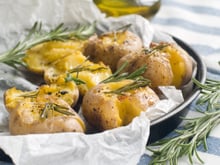 Batatas de forno com manteiga