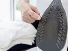 Como limpar facilmente a base do ferro de passar roupa, removendo manchas e queimaduras em segundos?