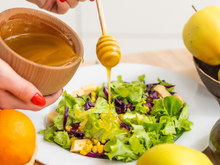 Como fazer molho de mel para salada do jeito certo: esse detalhe no modo de preparo é o pulo do gato