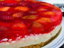 Torta de morango com creme e cobertura de gelatina: como fazer