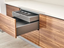 Pode se despedir das gavetas nas cozinhas pequenas: esse é o novo jeito de guardar talheres que economiza espaço