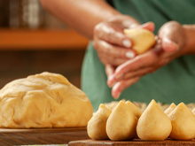 Essa coxinha com massa de maionese é a mais fácil que eu já fiz e tem um sabor incrível: receita fácil e rápida