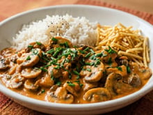 Strogonoff vegano de cogumelo com molho cremoso é a receita do TudoGostoso perfeita para a segunda sem carne!