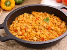 Esse frango com arroz caseiro é um clássico que nunca falha no almoço de domingo: grãos soltinhos e frango suculento impregnado com todos os aromas do refogado mexicano