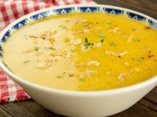 Caldo de mandioca com frango e bacon cremoso que não fica ralo