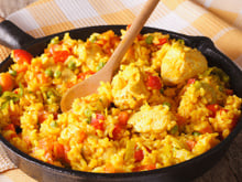 Receita de uma panela só: frango suculento com arroz amarelinho e legumes, prato fácil de sabor intenso