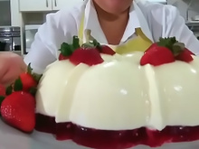 Com gelatina, com morango: mousse de leite ninho virou a sobremesa preferida do meu marido, tenho que fazer mês sim, outro também