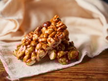 Pé de moleque fitness: aprenda a fazer a versão saudável da barrinha de amendoim para saborear no pré-treino