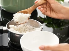 Colocar cebola no arroz pode não ser uma boa ideia se você for usar para isso