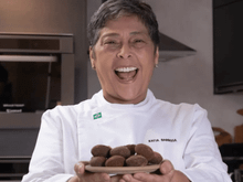 Aos 40 anos, desempregada e com duas filhas, ela começou trabalhando na cozinha de um botequim e se tornou uma das chefs mais famosas do Brasil