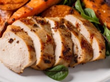 Nunca mais faça peito de frango seco: descobri o segredo dos chefs franceses para deixar a carne muito mais saborosa e suculenta