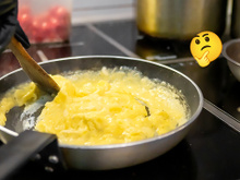 Adicione este ingrediente à frigideira para ovos mexidos cremosos e perfeitamente fofos dignos de restaurante