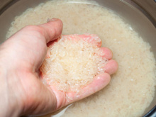 Estudo coloca fim a um debate antigo: é preciso lavar o arroz ou não antes de cozinhar? A resposta não é o que você espera