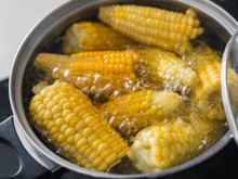 Você provavelmente está cozinhando milho por tempo demais: o TudoGostoso explica o ponto ideal para ele ficar macio, doce e dourado