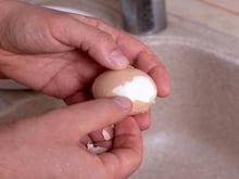 Como descascar um ovo cozido de forma perfeitamente lisa e limpa! Um segredo da Associação Japonesa de Ovos