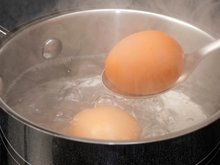 Nem vinagre, nem bicarbonato: adicione este ingrediente na água dos ovos cozidos para que a casca solte mais facilmente