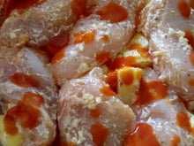 Frango assado suculento com batatas
