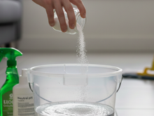 Adeus marcas no piso: o motivo para você colocar sal no balde de limpeza antes de passar pano na casa