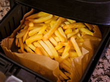 Sempre tive dúvida sobre como forrar a airfryer, até que descobri o jeito certo (e faz toda diferença!)