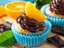 Cupcake de laranja com calda de chocolate