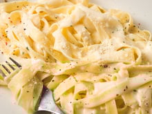 Macarrão ao molho branco fácil de fazer e fica pronto em 10 minutinhos: é irresistível!