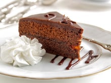 Se você ama chocolate, você precisa aprender a receita dessa torta Sacher, uma delícia cremosa de chocolate puro