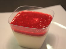 Panacota com coulis de frutos silvestres