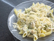 Macarrão ao molho branco com Frango e Brócolis