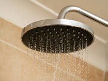 Um técnico me alertou: esse erro comum ao tomar banho pode aumentar sua conta de luz e queimar a resistência chuveiro