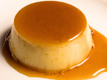 Com 4 ingredientes e pronto em 15 minutos, eu faço o melhor pudim de leite condensado sem forno e sem gelatina!