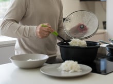 Arroz com o fogo desligado? Use esse truque quando precisar economizar o gás de cozinha