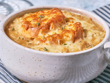 Sopa de cebola francesa: receita cremosa com pão e queijo gratinado