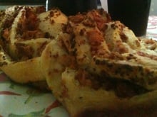 Pão trançado de bacon e calabresa