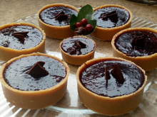 Tortinhas de ganache de chocolate com geleia de amora