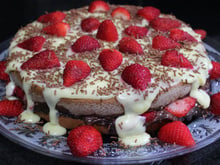 Naked cake com brigadeiros e frutas