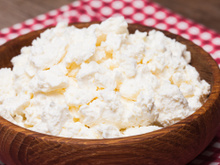 Além de delicioso, o queijo cottage possui diversos benefícios para a saúde: aumenta a saciedade, fortalece os ossos e regula o açúcar