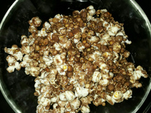 Pipoca com calda de chocolate